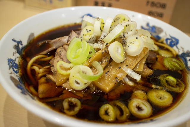 富山ブラックラーメンまとめ！発祥店やなぜ黒いかなどの豆知識・地元の人のレビュー！